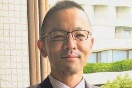 スーツ姿の代表 三宅耕平