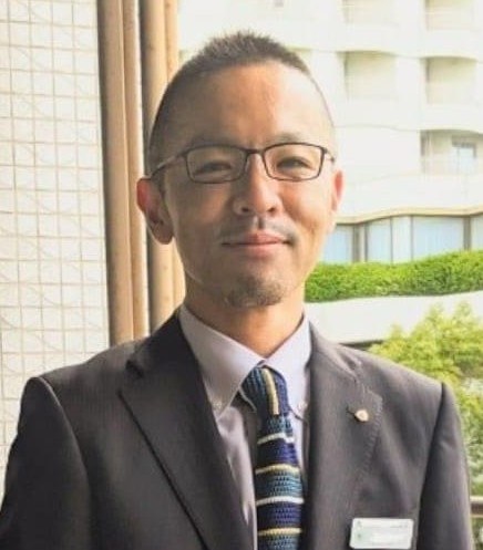スーツ姿の三宅耕平